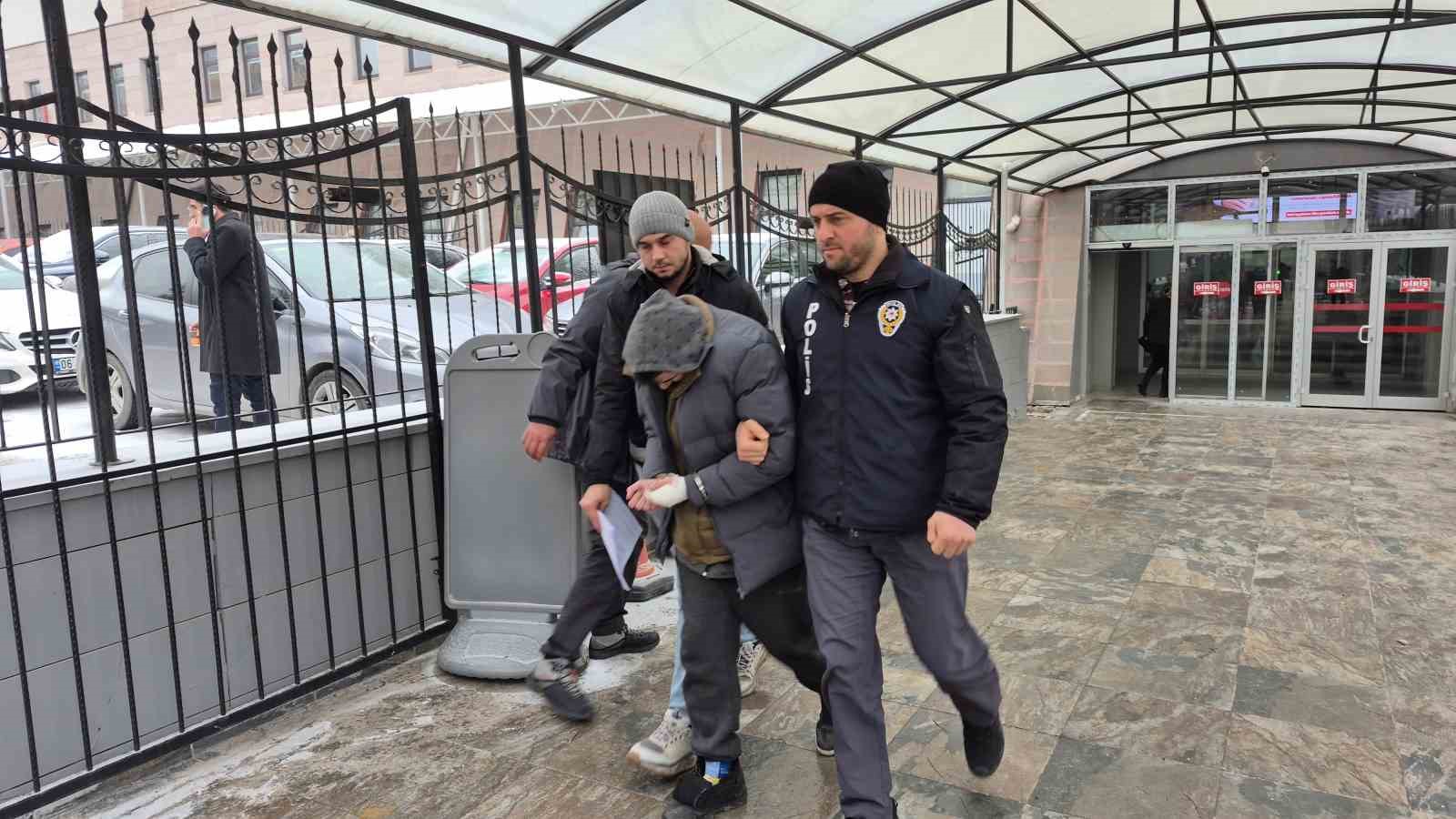 Üvey babasını bıçakla ağır yaralayan şahıs tutuklandı