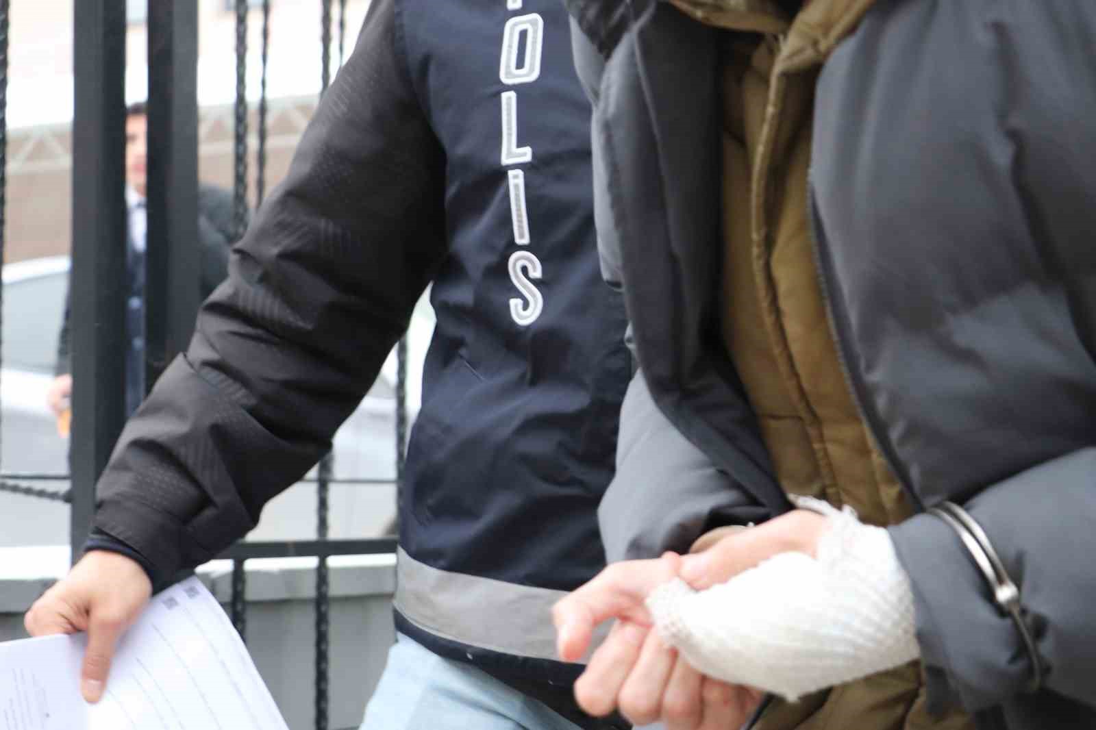 Üvey babasını bıçakla ağır yaralayan şahıs tutuklandı