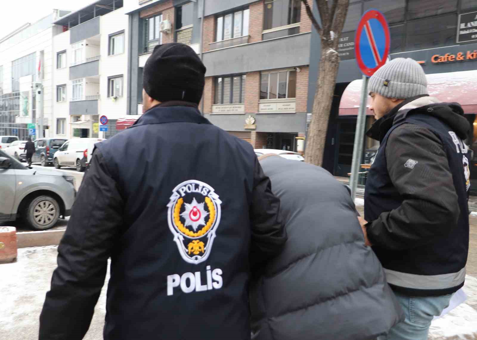 Üvey babasını bıçakla ağır yaralayan şahıs tutuklandı