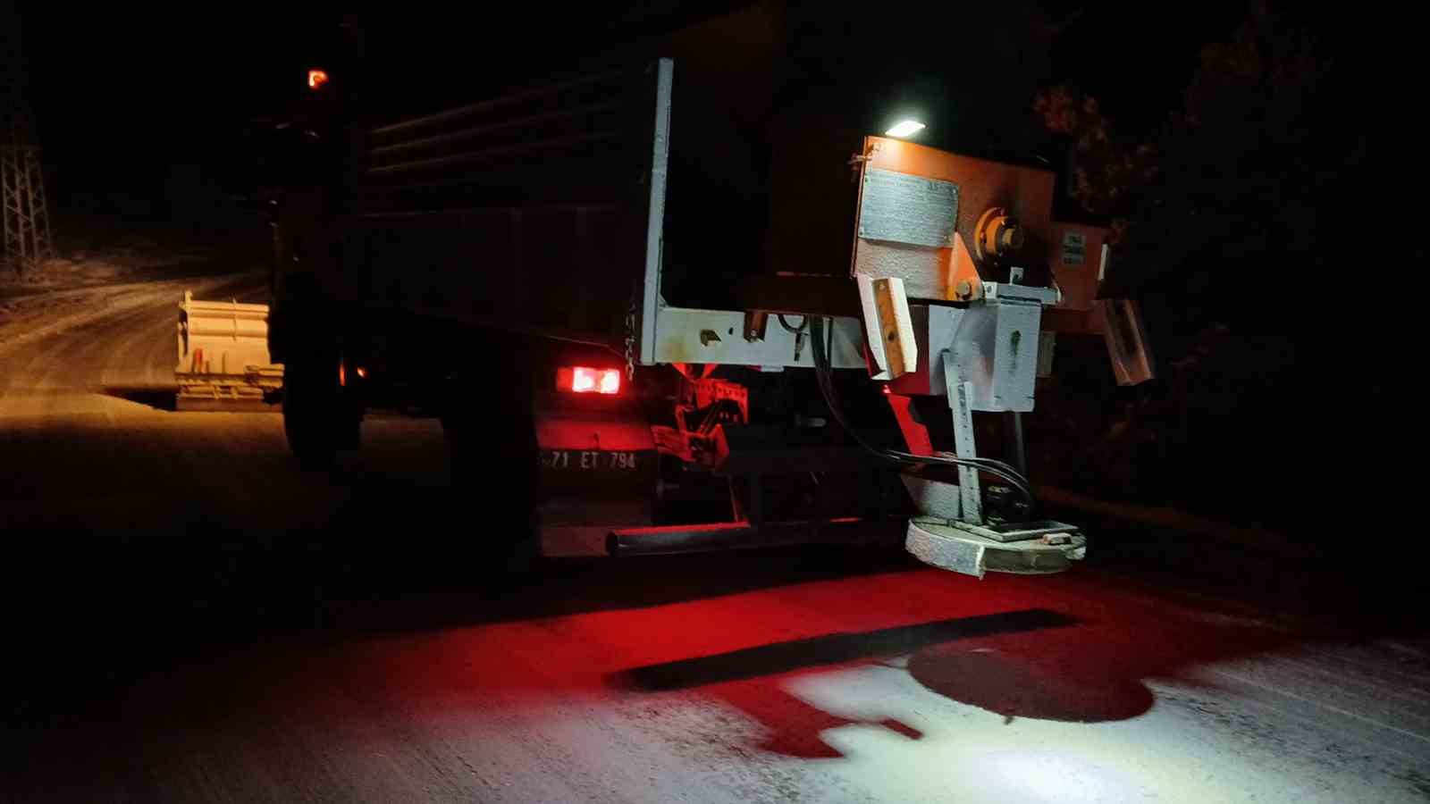 Kırıkkale’de köy yollarında karla mücadele çalışmaları