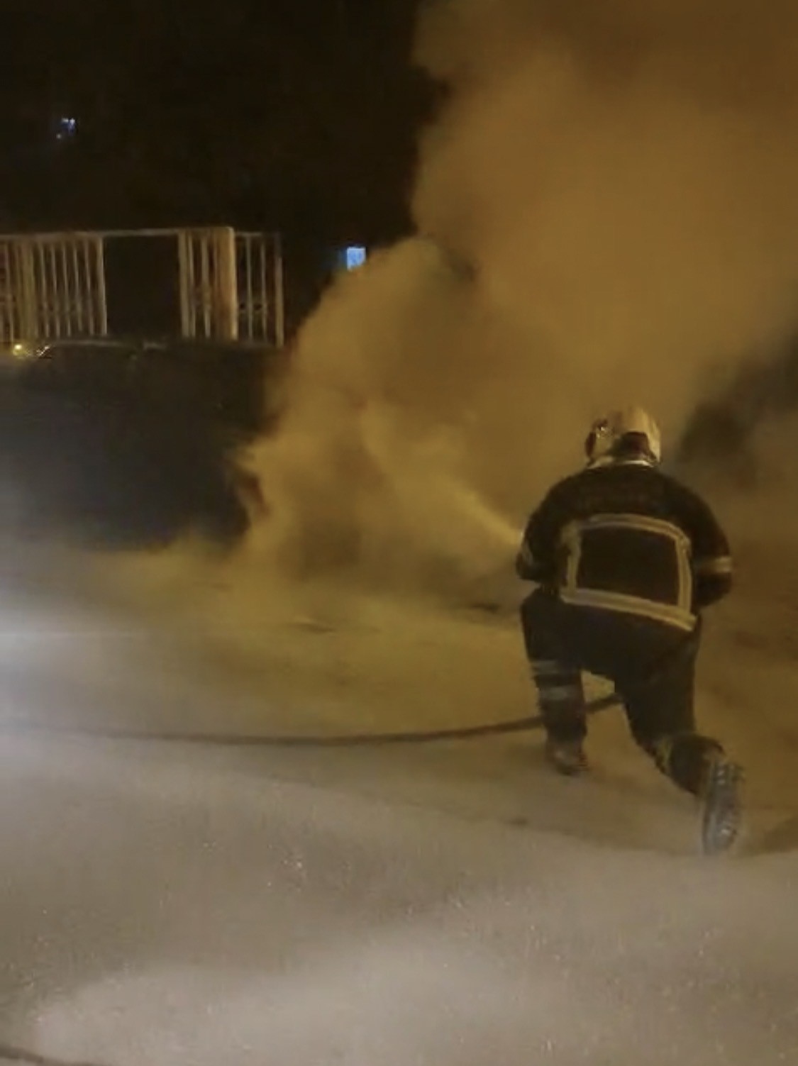 Batman’da park halindeyken yanan otomobil kullanılamaz hale geldi