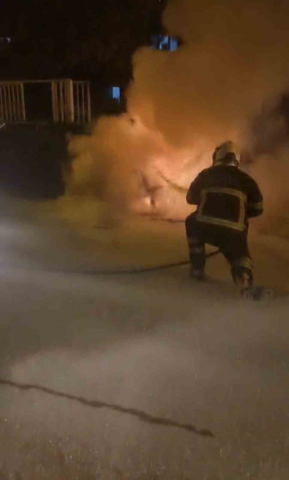 Batman’da park halindeyken yanan otomobil kullanılamaz hale geldi