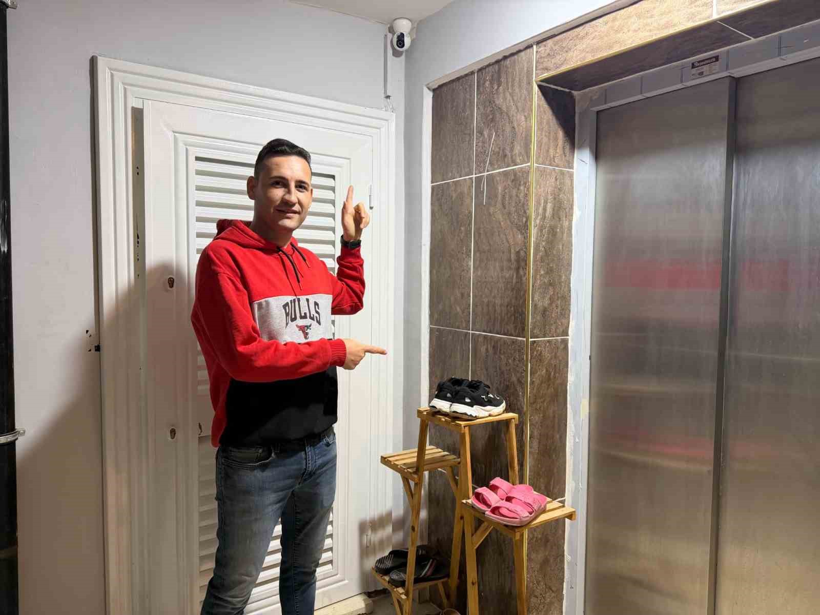 Kadın hırsızlar beğendikleri ayakkabıları böyle çaldı