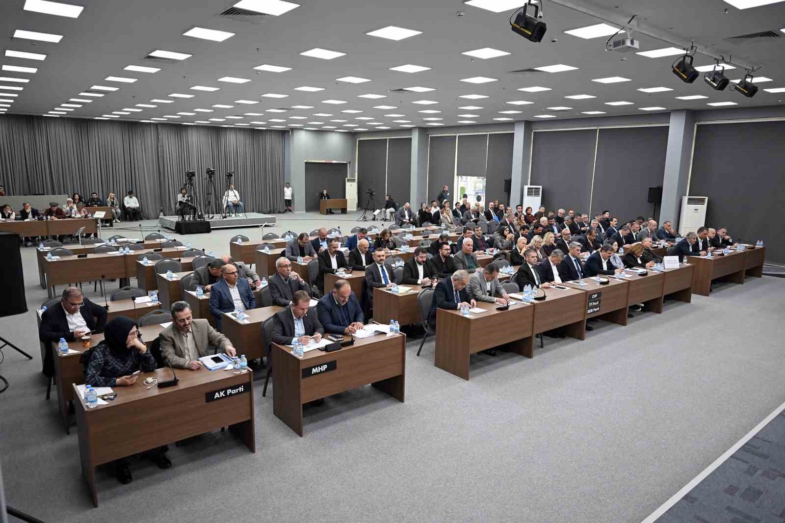 Mersin Büyükşehir Meclisinde 2,5 milyar TL’lik borçlanma tartışıldı