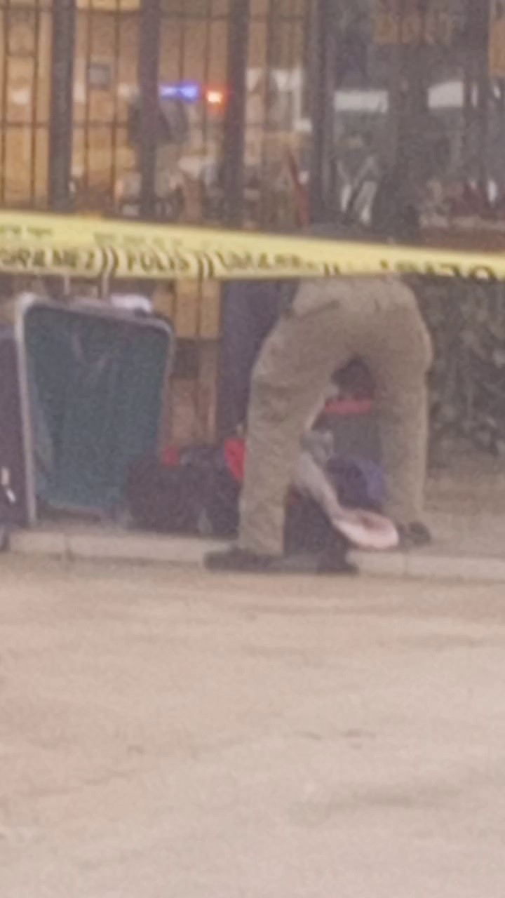 Şüpheli çantadan elbise çıktı