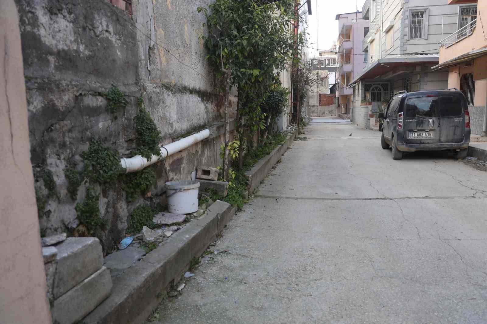 Annesinin yanındayken duvarın üzerindeki telefonu çaldı