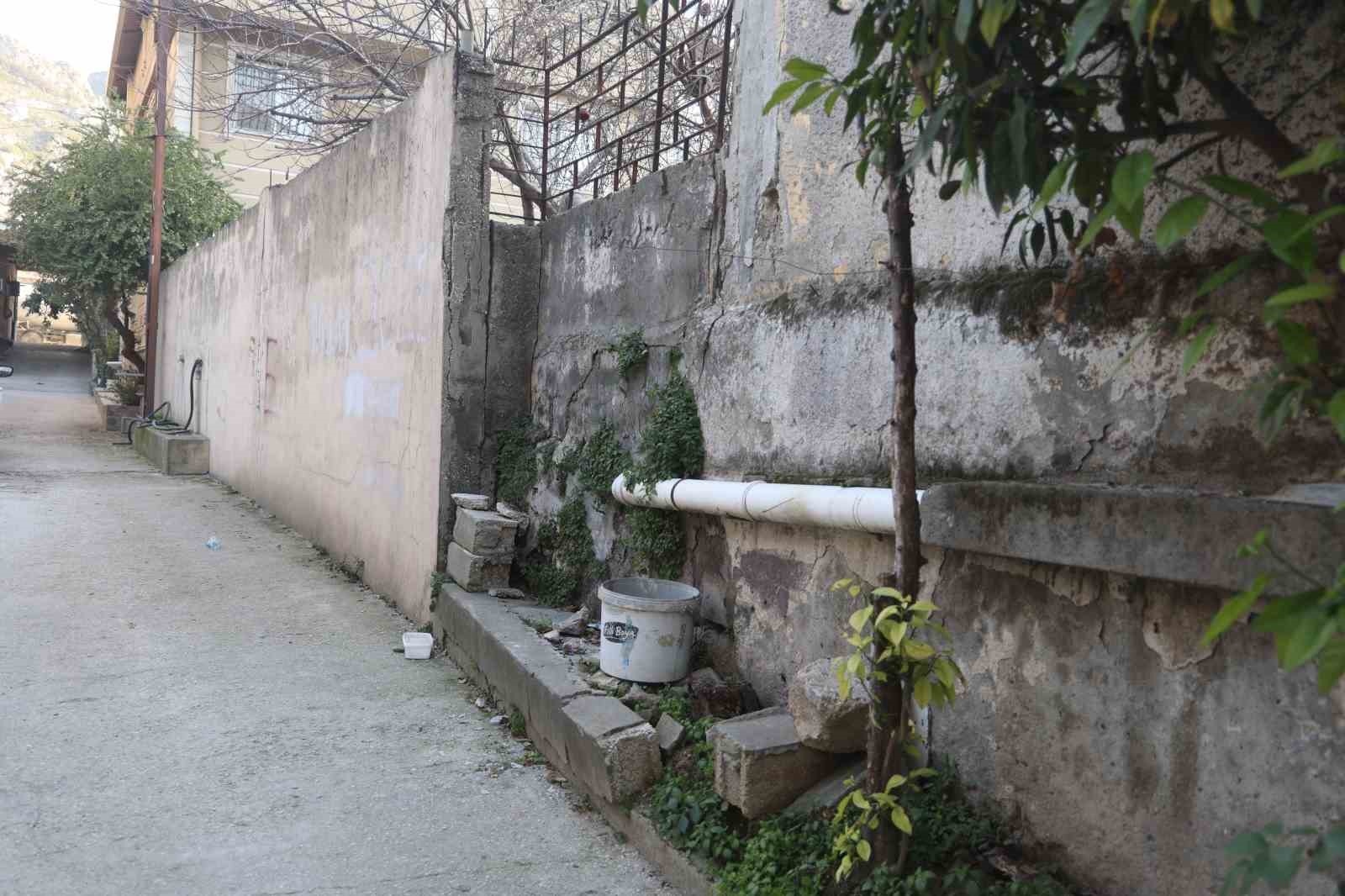 Annesinin yanındayken duvarın üzerindeki telefonu çaldı