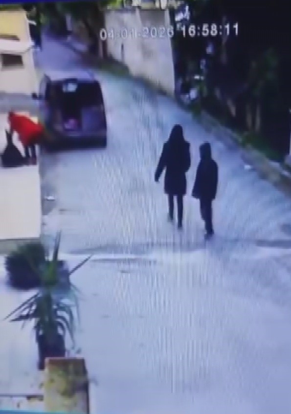 Annesinin yanındayken duvarın üzerindeki telefonu çaldı