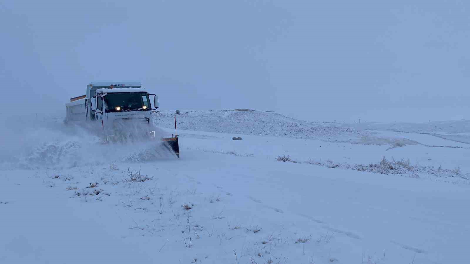 Büyükşehirden kar mesaisi: 6 saatte 285 mahalle yolu daha ulaşıma açıldı