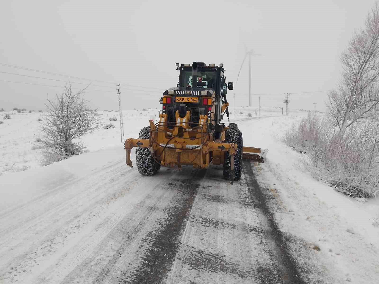 Büyükşehirden kar mesaisi: 6 saatte 285 mahalle yolu daha ulaşıma açıldı