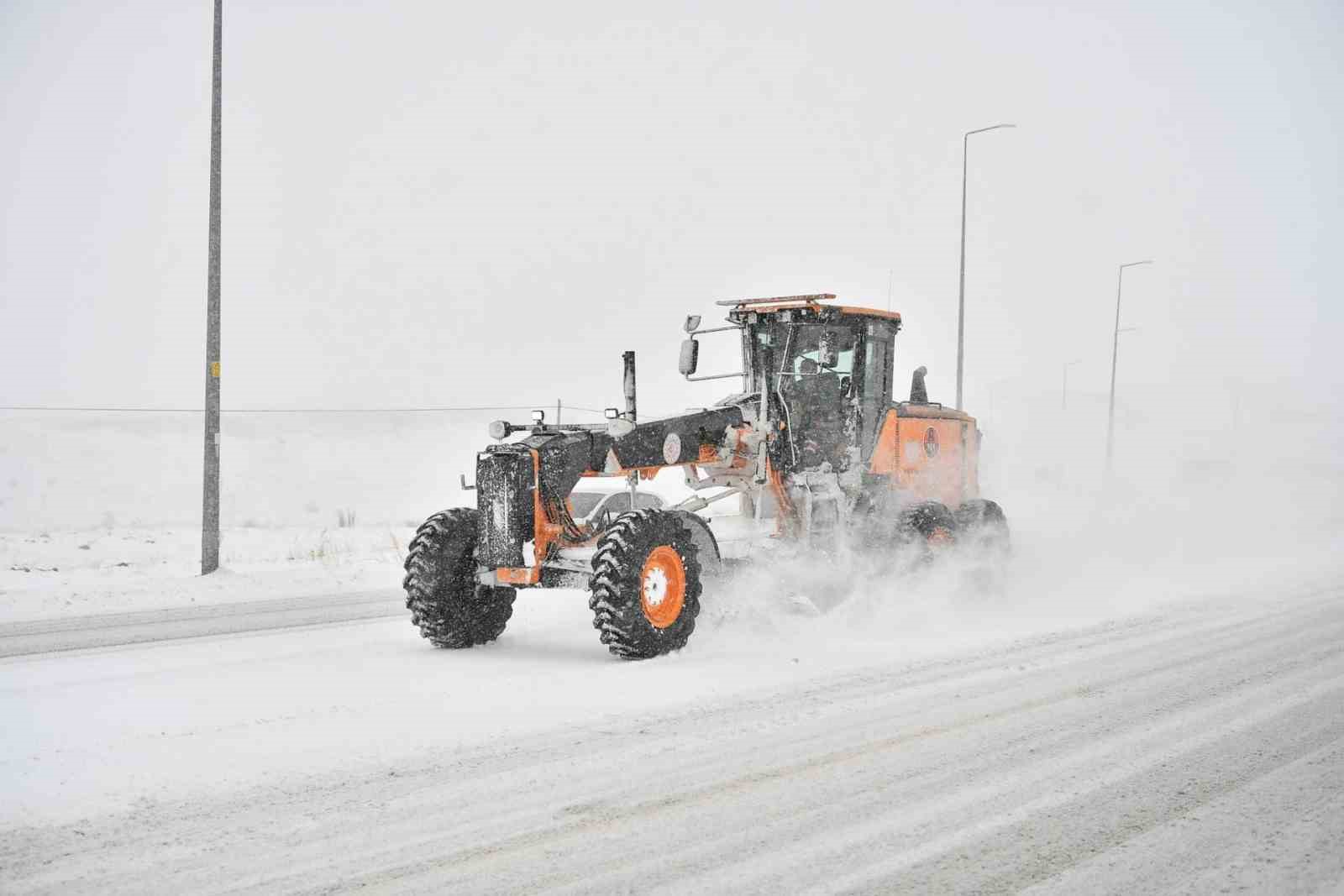 Büyükşehirden kar mesaisi: 6 saatte 285 mahalle yolu daha ulaşıma açıldı
