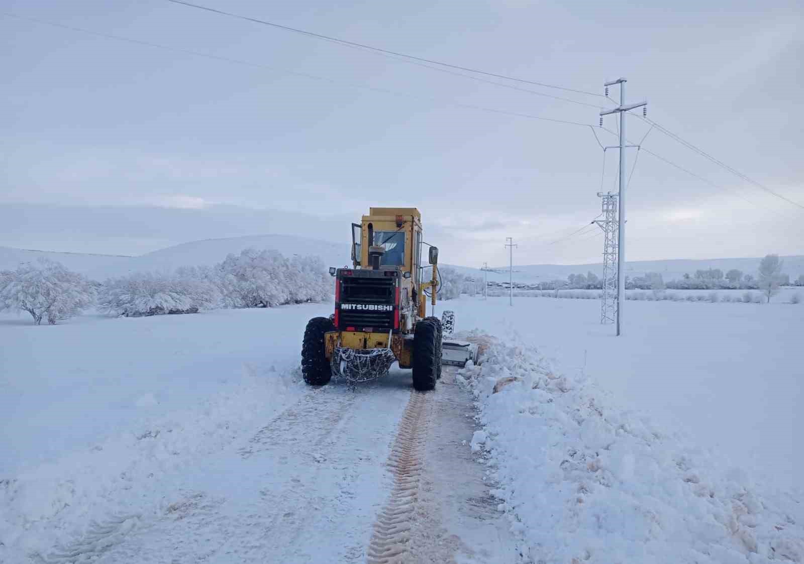 Büyükşehirden kar mesaisi: 6 saatte 285 mahalle yolu daha ulaşıma açıldı