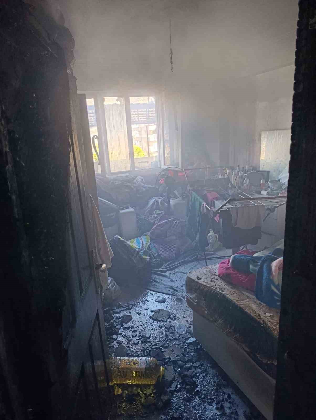 Alevlere teslim olan evinden çıkmak isteyen şahıs yaralandı