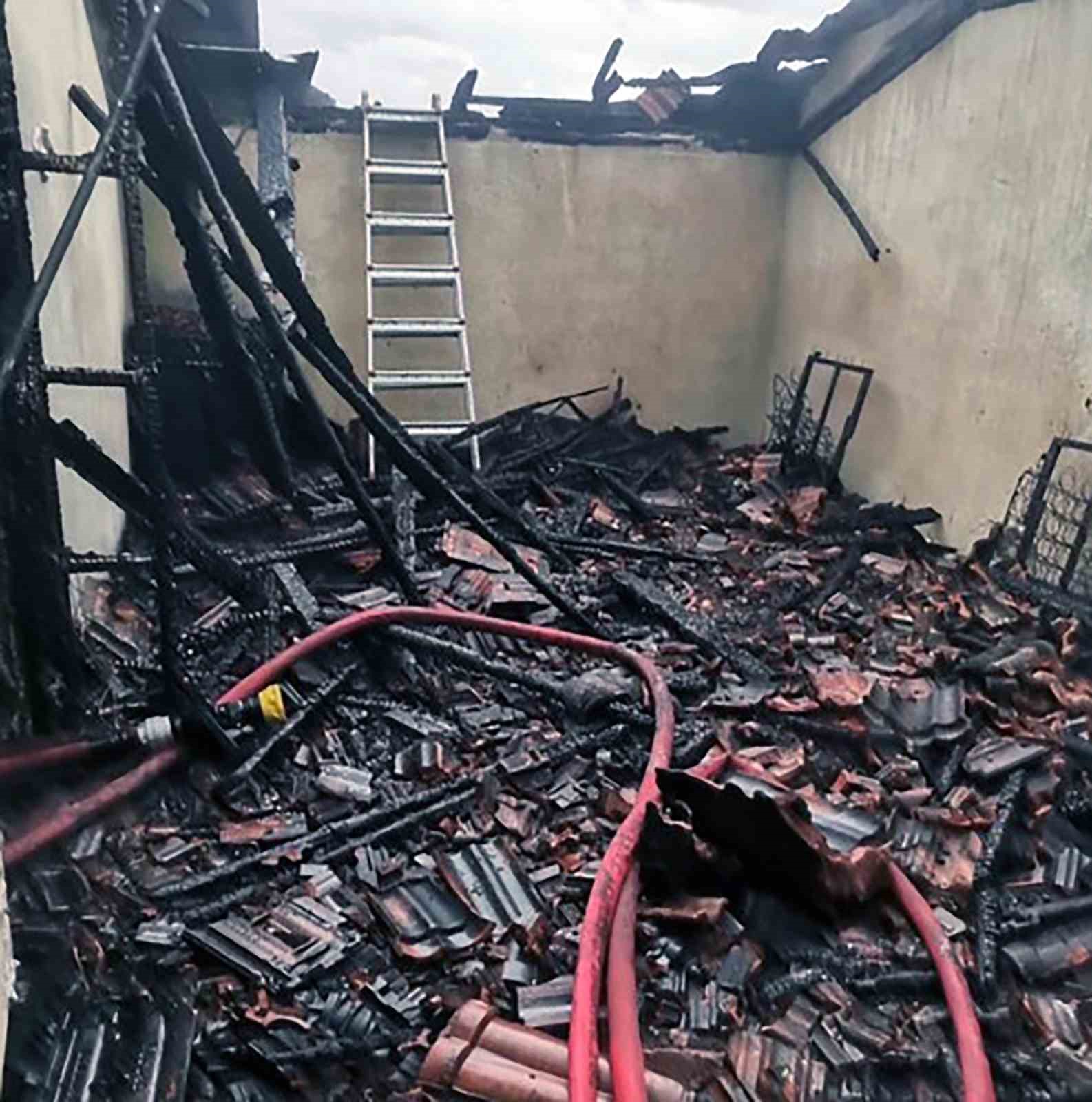 Köyceğiz’de çatıda balyan yangında ev tamamen yandı