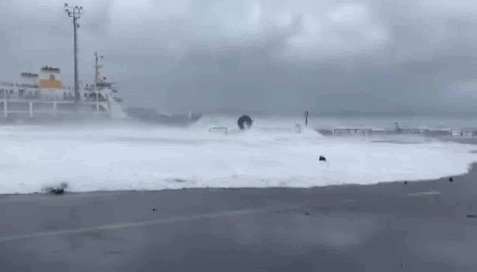 Yalova’daki fırtınadan çarpıcı görüntüler