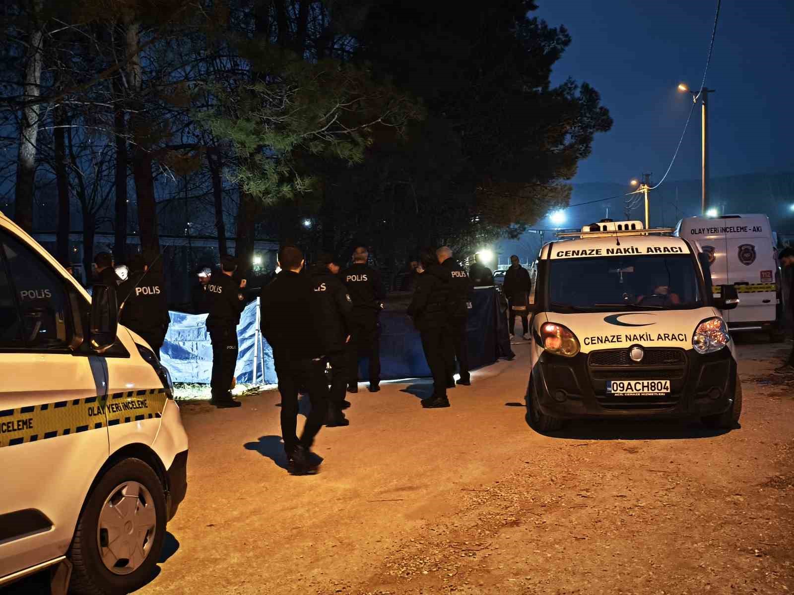 Çarşı ve Mahalle Bekçisi otomobilinde silahla vurulmuş halde bulundu