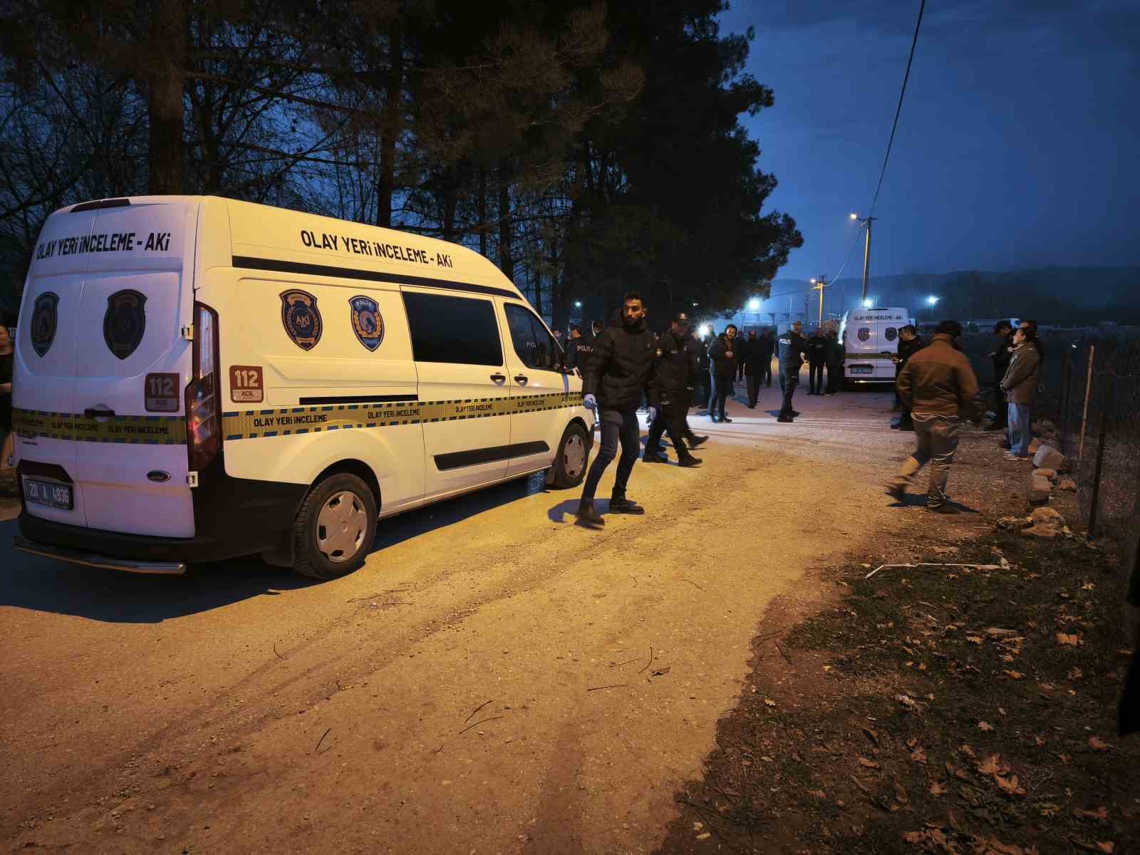 Çarşı ve Mahalle Bekçisi otomobilinde silahla vurulmuş halde bulundu