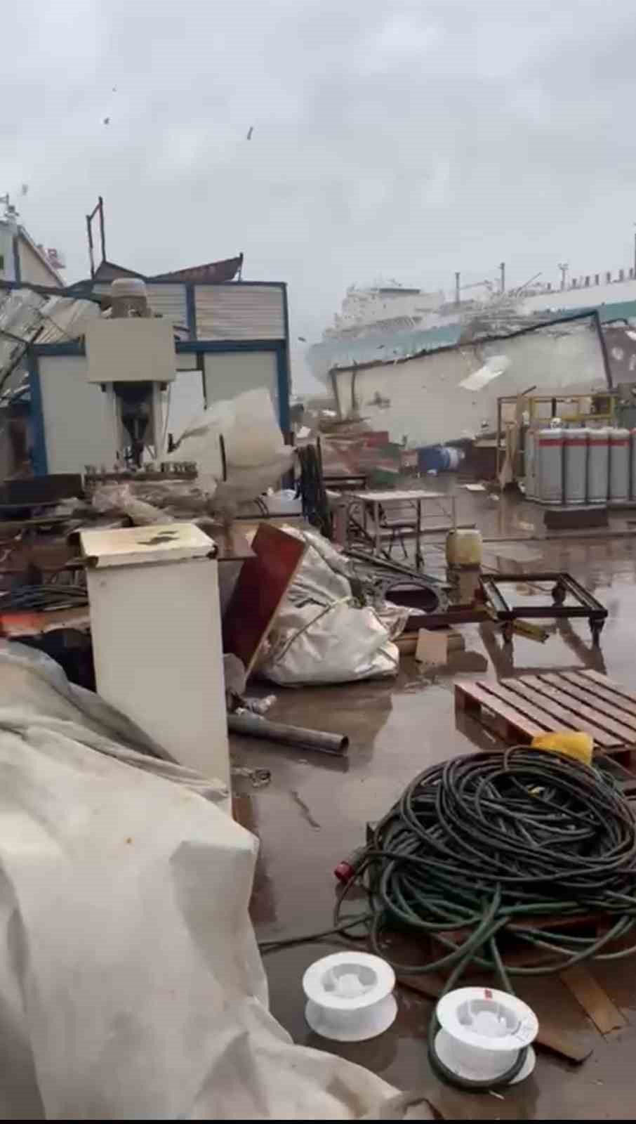 Yalova’da fırtına hayatı olumsuz etkiliyor