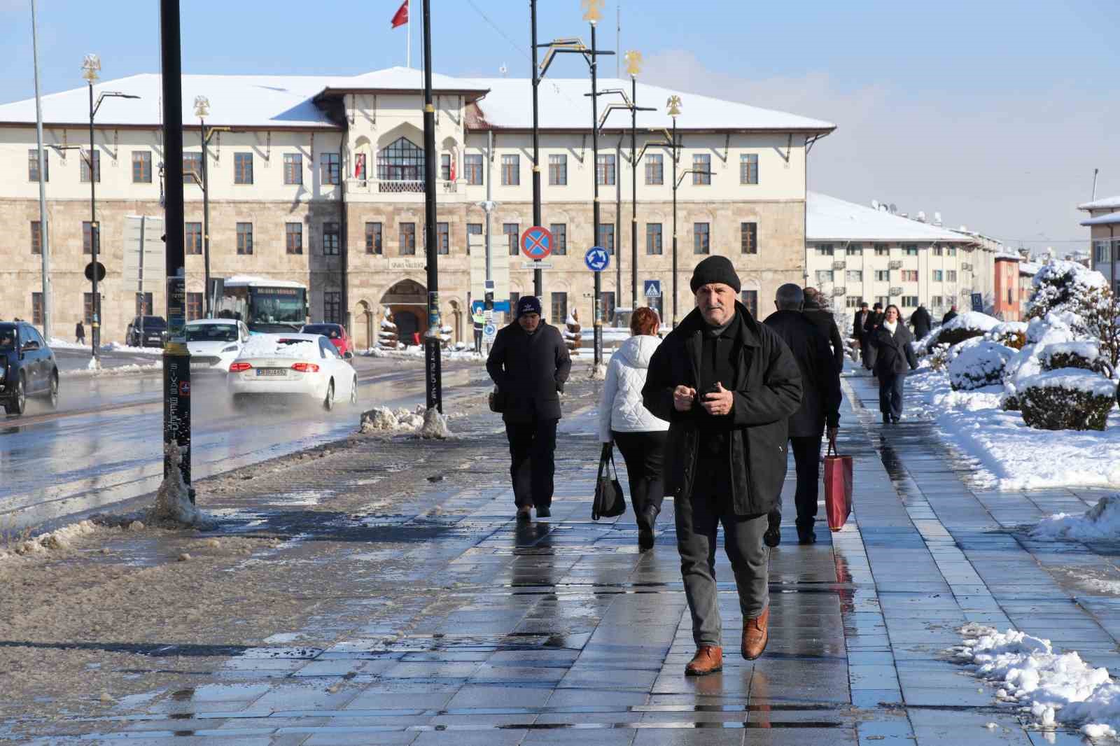 Tarkan’ın 946 milyonluk eğitim bağışı iddiaları yalanlandı