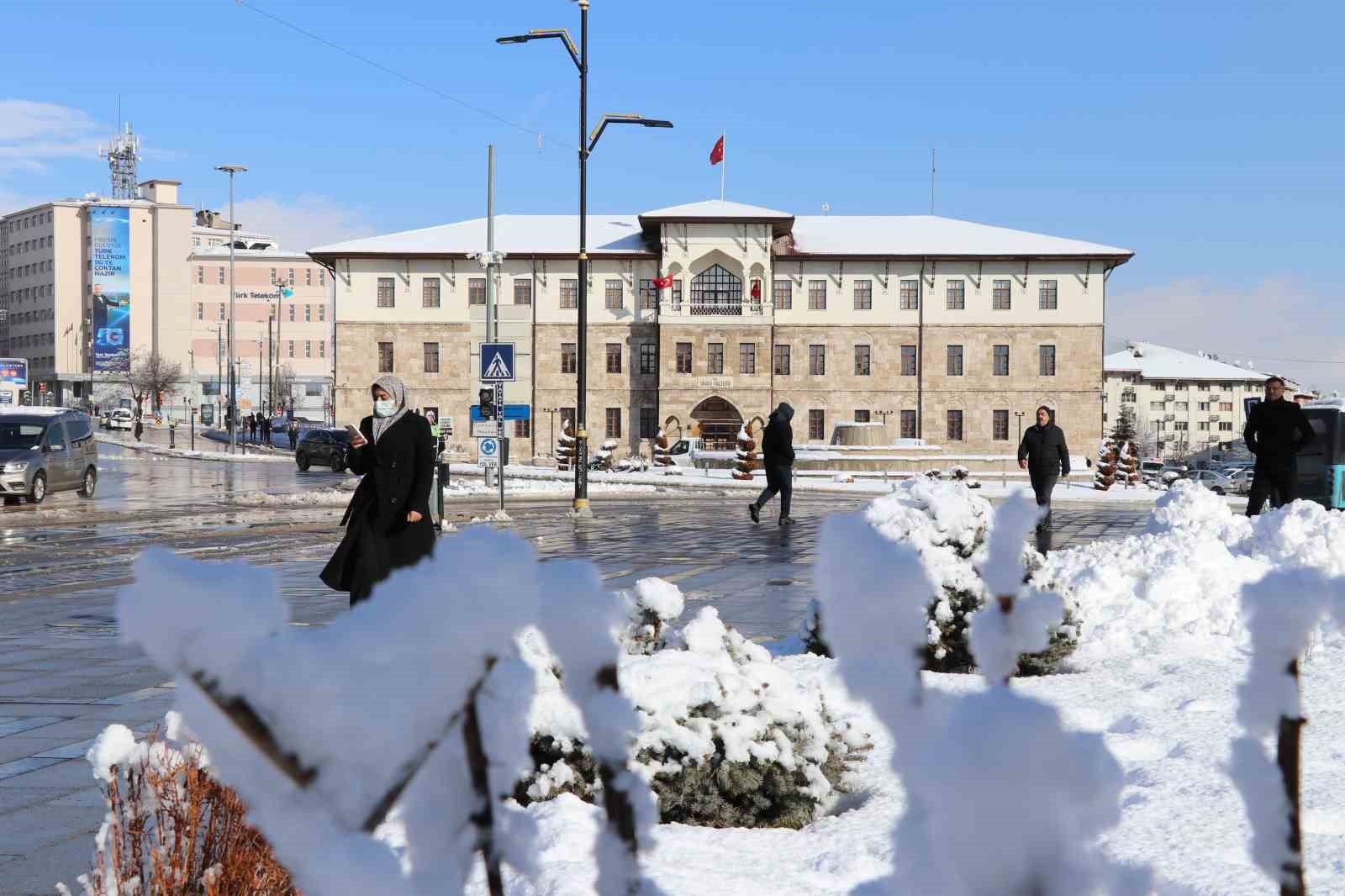 Tarkan’ın 946 milyonluk eğitim bağışı iddiaları yalanlandı