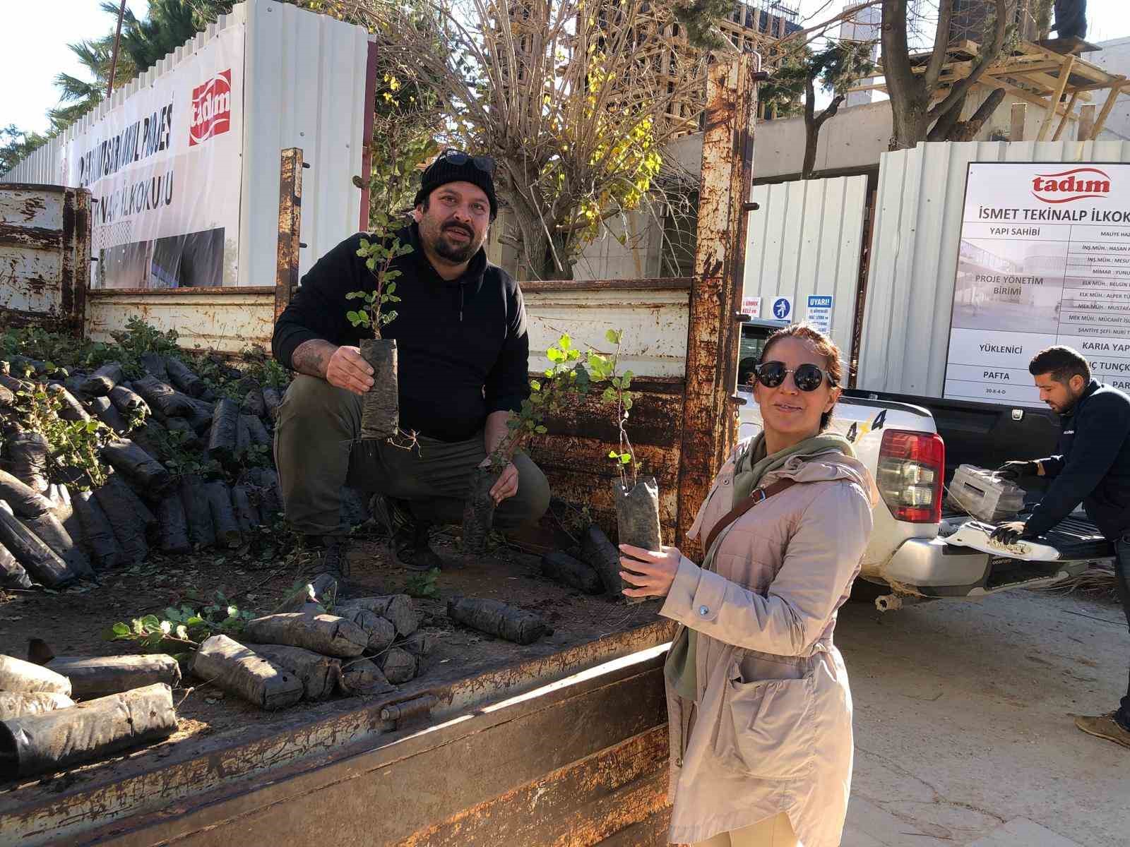 Mahalle muhtarından Datça’ya 2 bin harnup fidanı