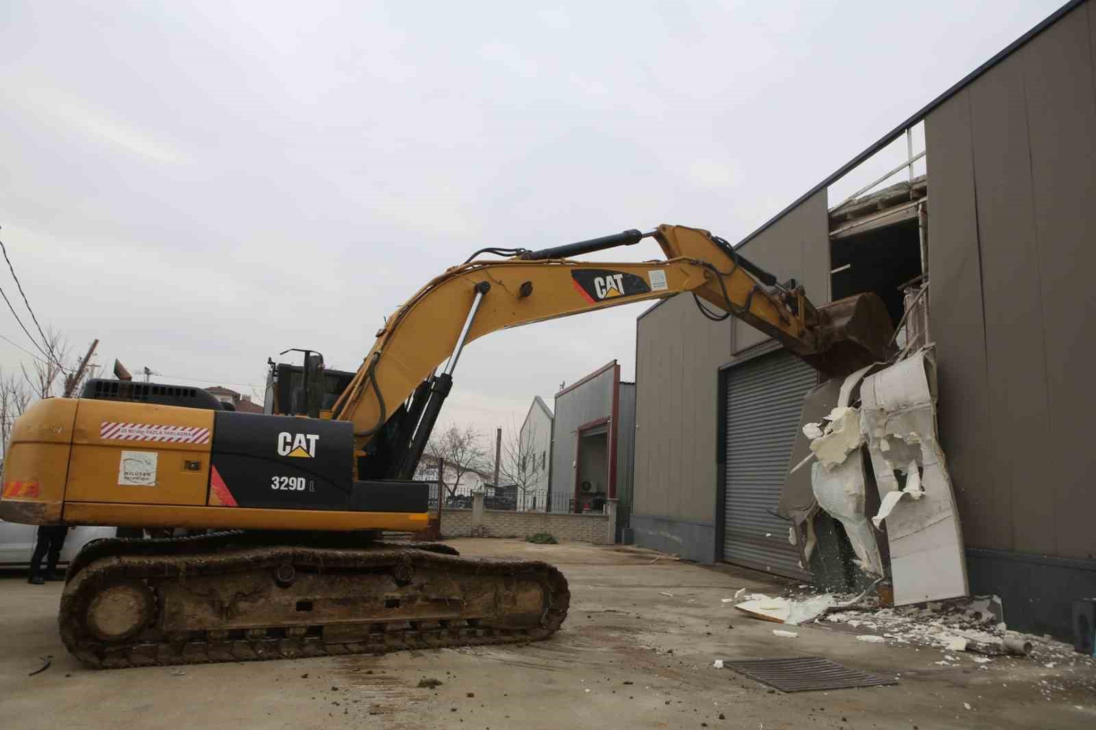 Nilüfer’de iki kaçak iş yeri yıkıldı