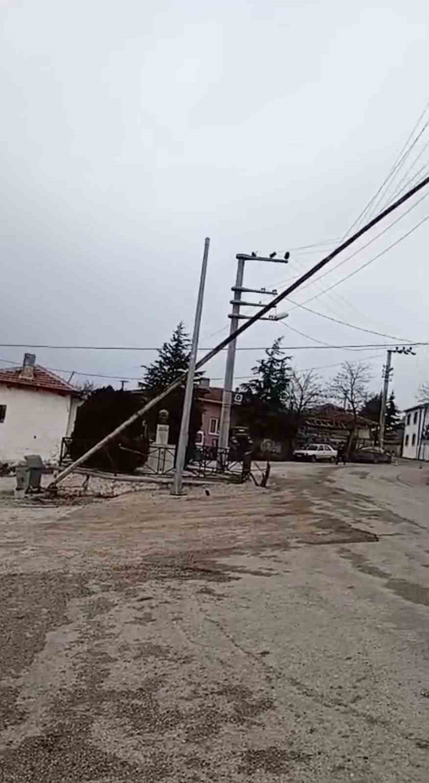 Seyitgazi’de dev bayrak direği elektrik tellerinin üzerine devrildi