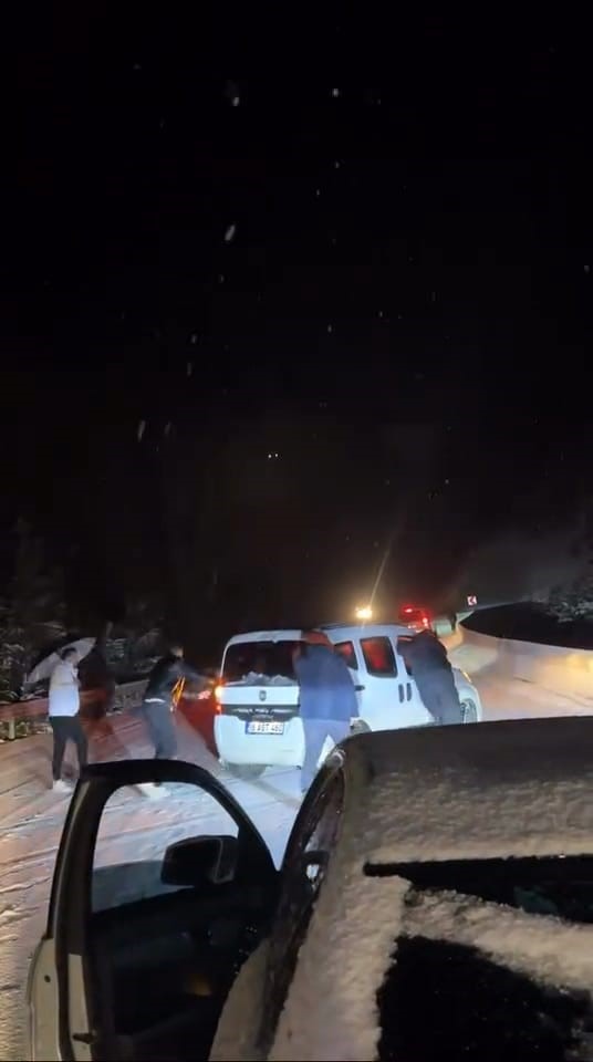 Oylat Kaplıcaları’nda 20 araç yolda mahsur kaldı