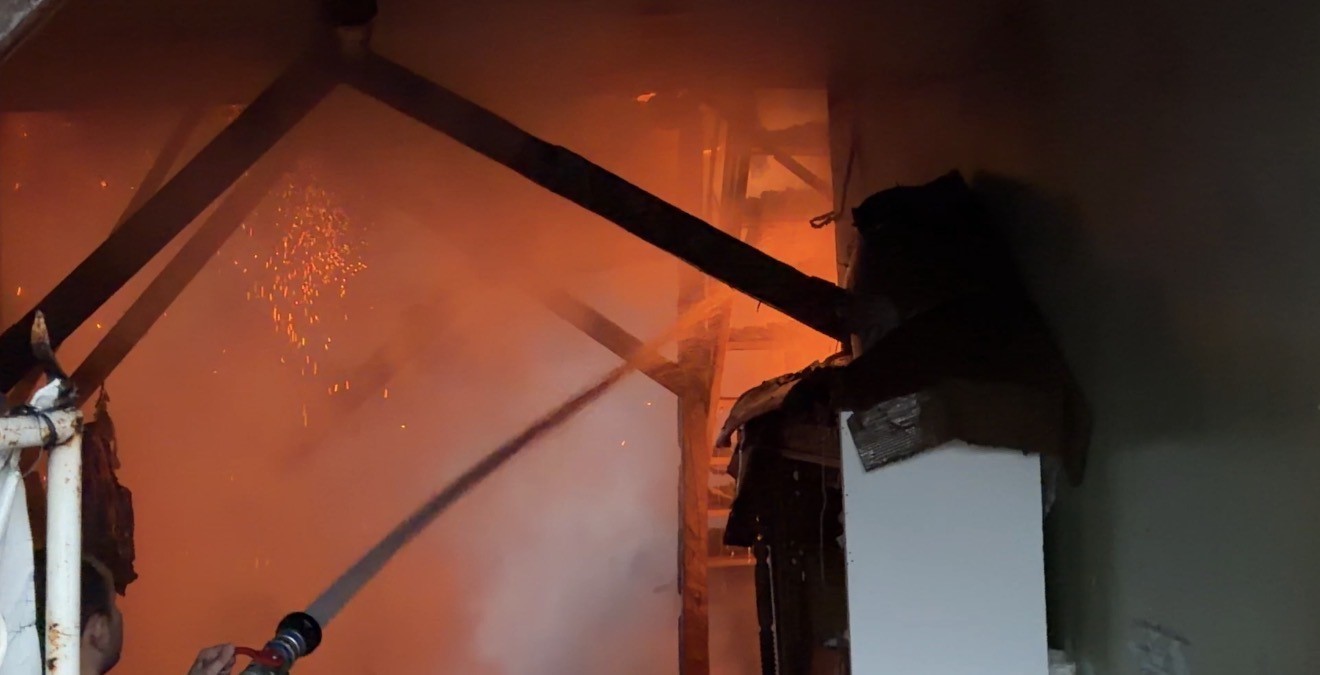 Tokat’ta iki katlı evde yangın çıktı, ekiplerin müdahalesi sürüyor