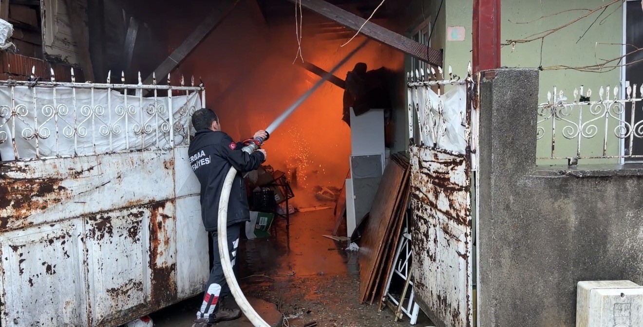 Tokat’ta iki katlı evde yangın çıktı, ekiplerin müdahalesi sürüyor