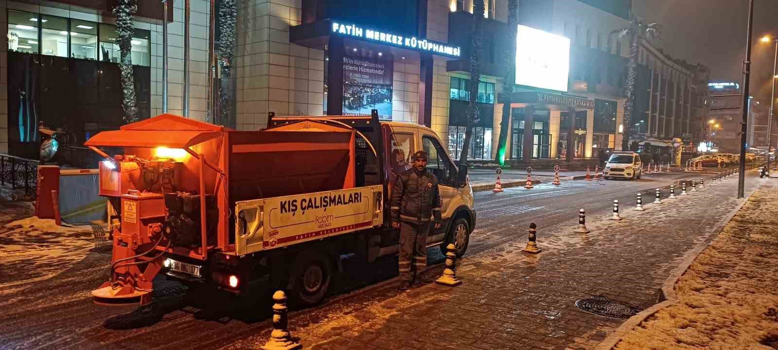 Fatih’te kar mesaisi: 350 personel, 80 araç sahada