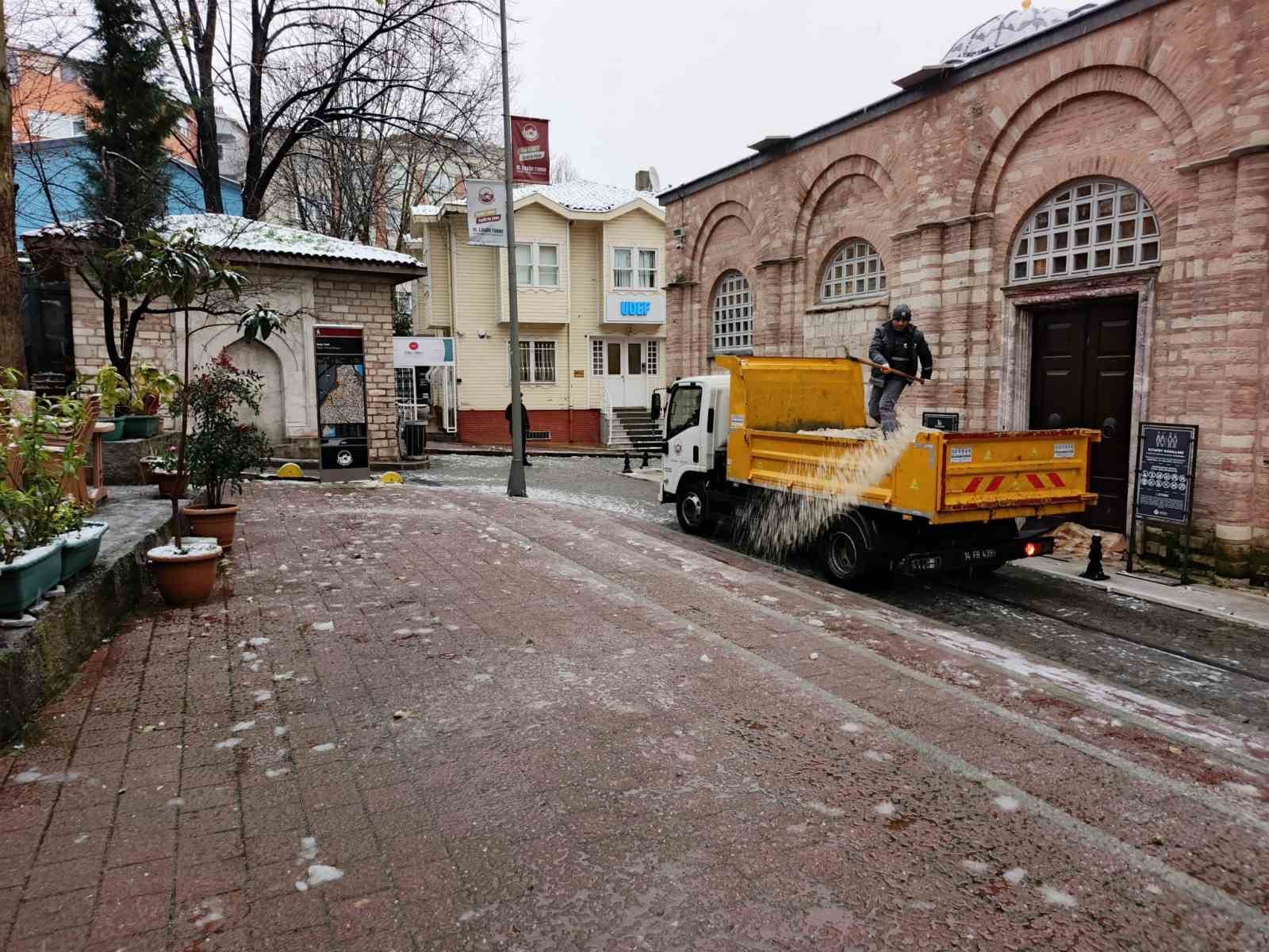 Fatih’te kar mesaisi: 350 personel, 80 araç sahada