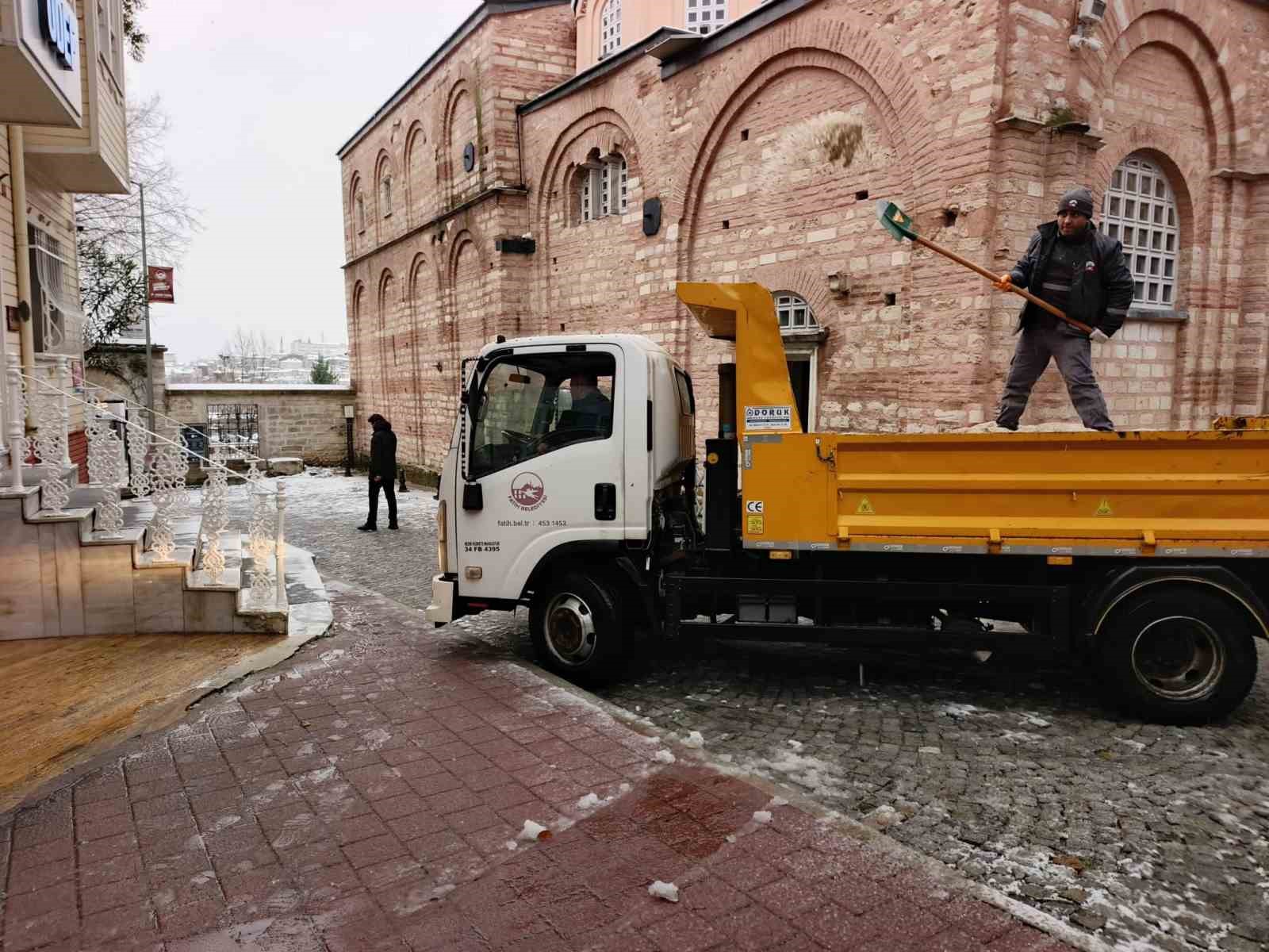 Fatih’te kar mesaisi: 350 personel, 80 araç sahada