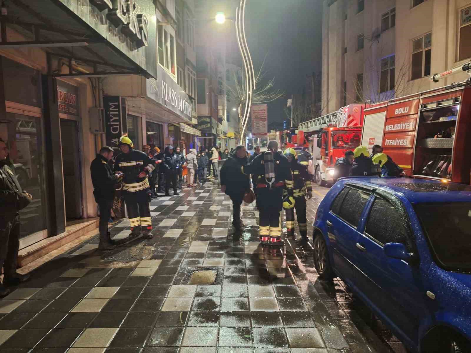 Bolu’da gece saatlerinde korkutan yangın: 2 kişi dumandan etkilendi
