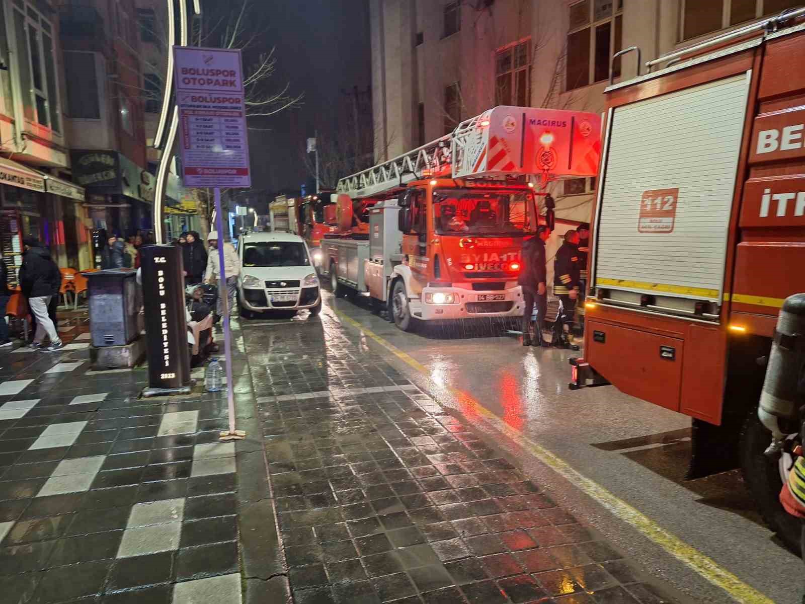 Bolu’da gece saatlerinde korkutan yangın: 2 kişi dumandan etkilendi