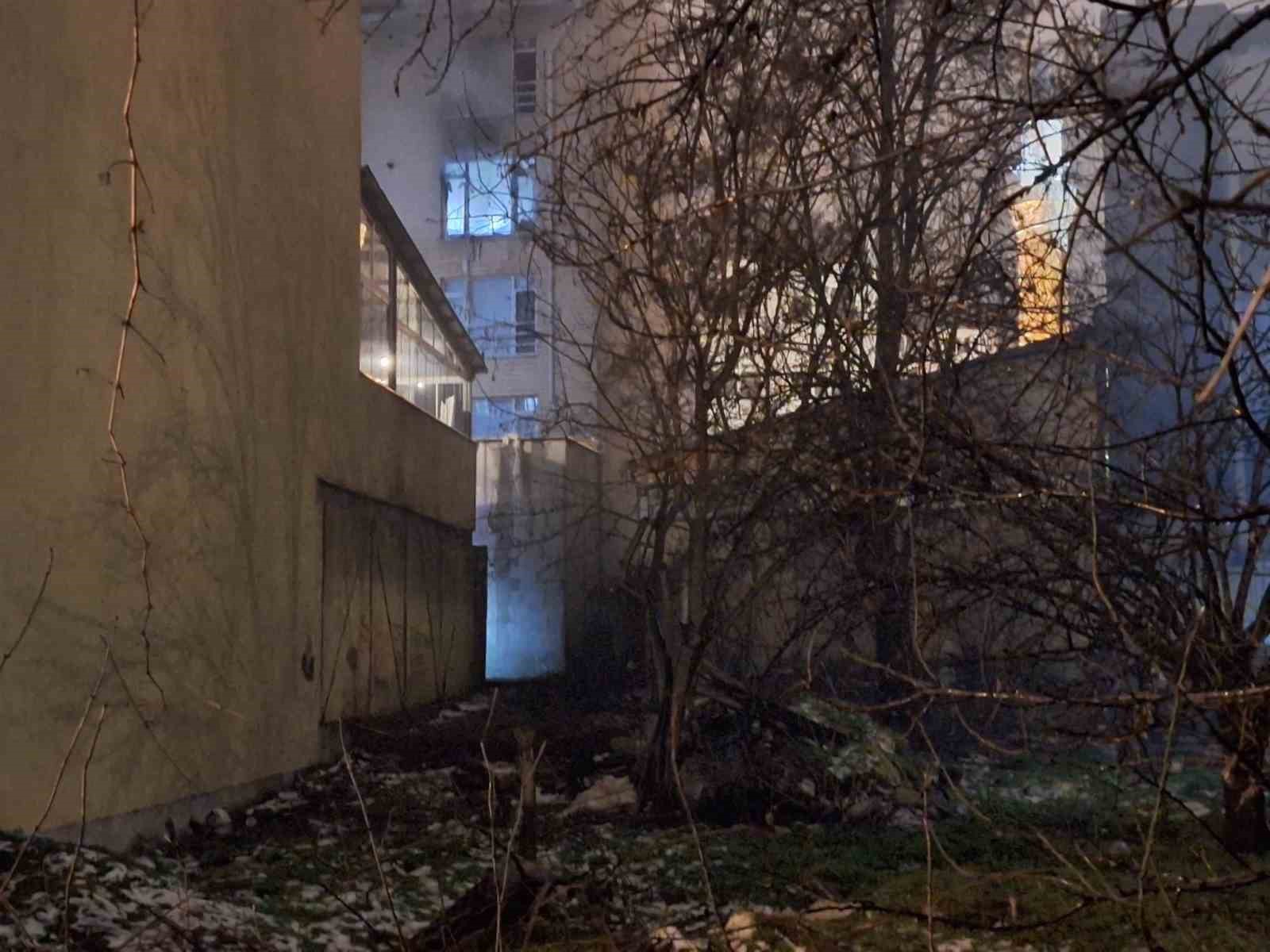 Bolu’da gece saatlerinde korkutan yangın: 2 kişi dumandan etkilendi