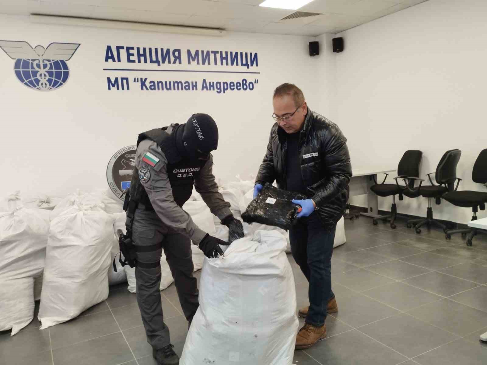 Türkiye’ye sokulmak istenen 739 kilo esrar sınırda yakalandı