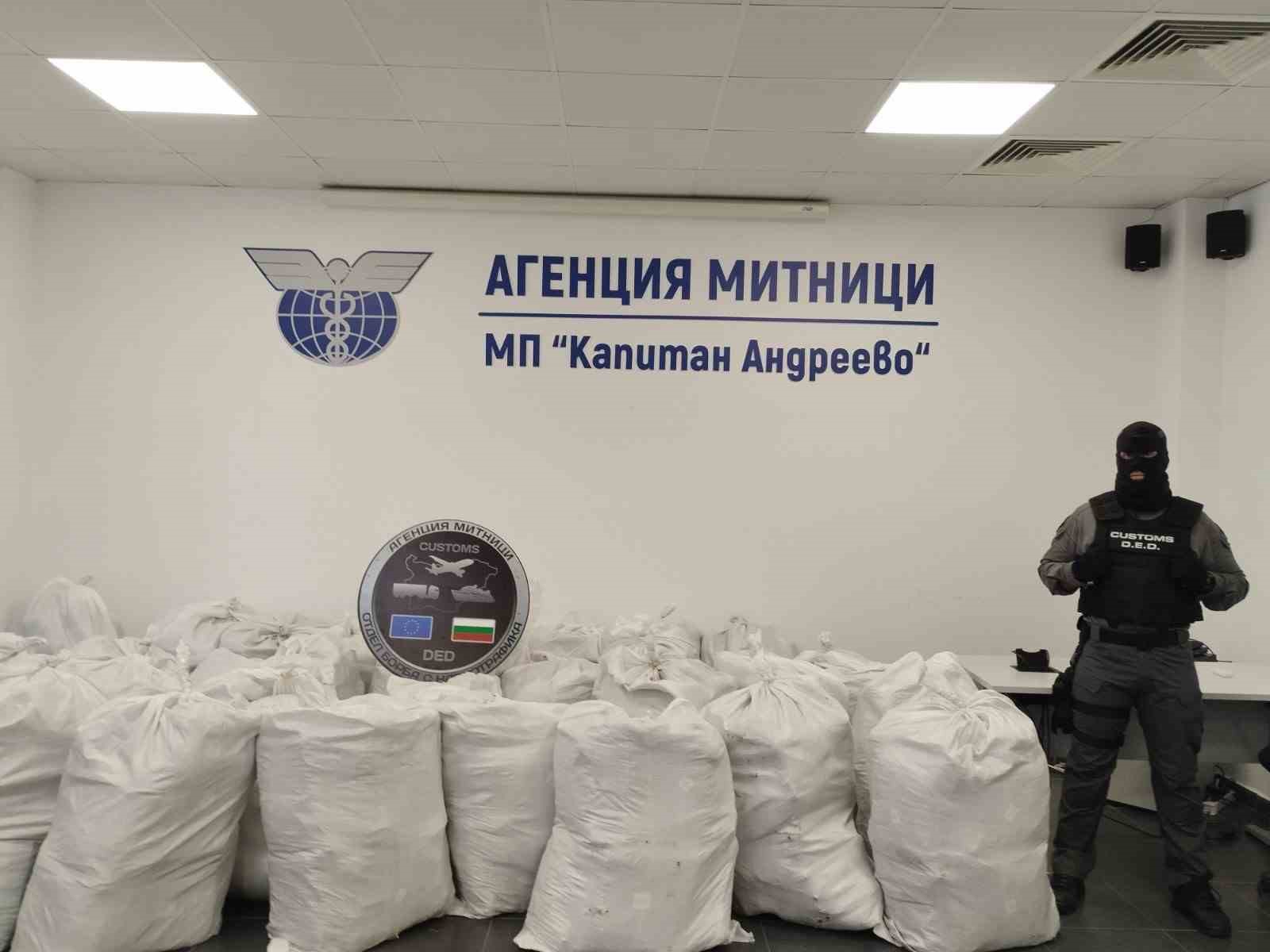 Türkiye’ye sokulmak istenen 739 kilo esrar sınırda yakalandı