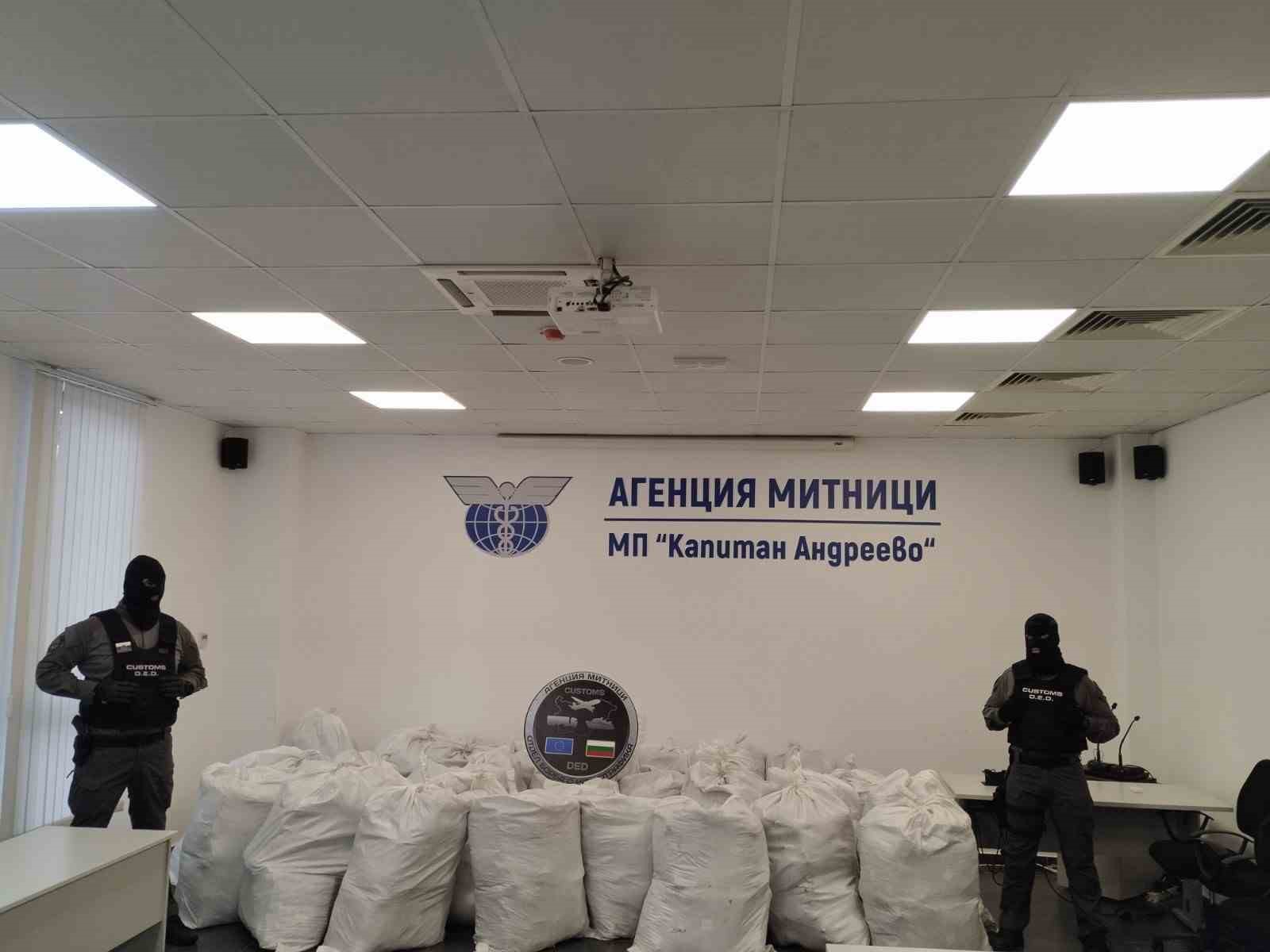 Türkiye’ye sokulmak istenen 739 kilo esrar sınırda yakalandı