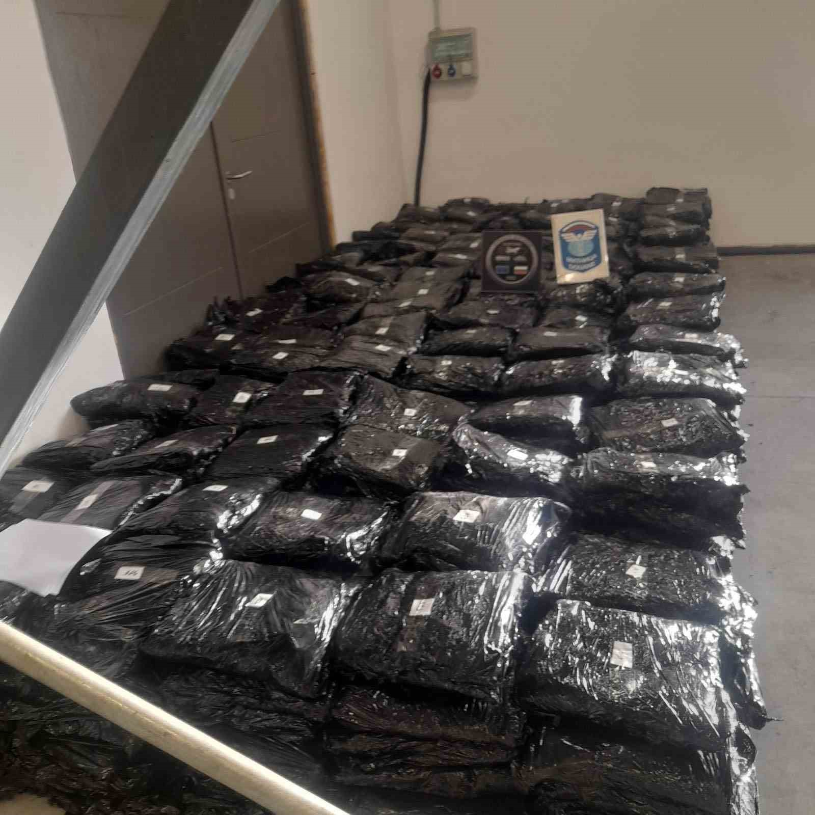 Türkiye’ye sokulmak istenen 739 kilo esrar sınırda yakalandı