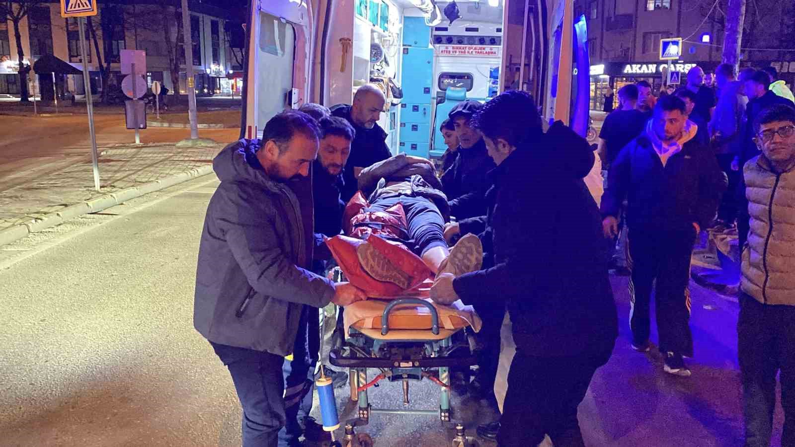 Fren yerine gaza bastı, 2 kişi yaralandı