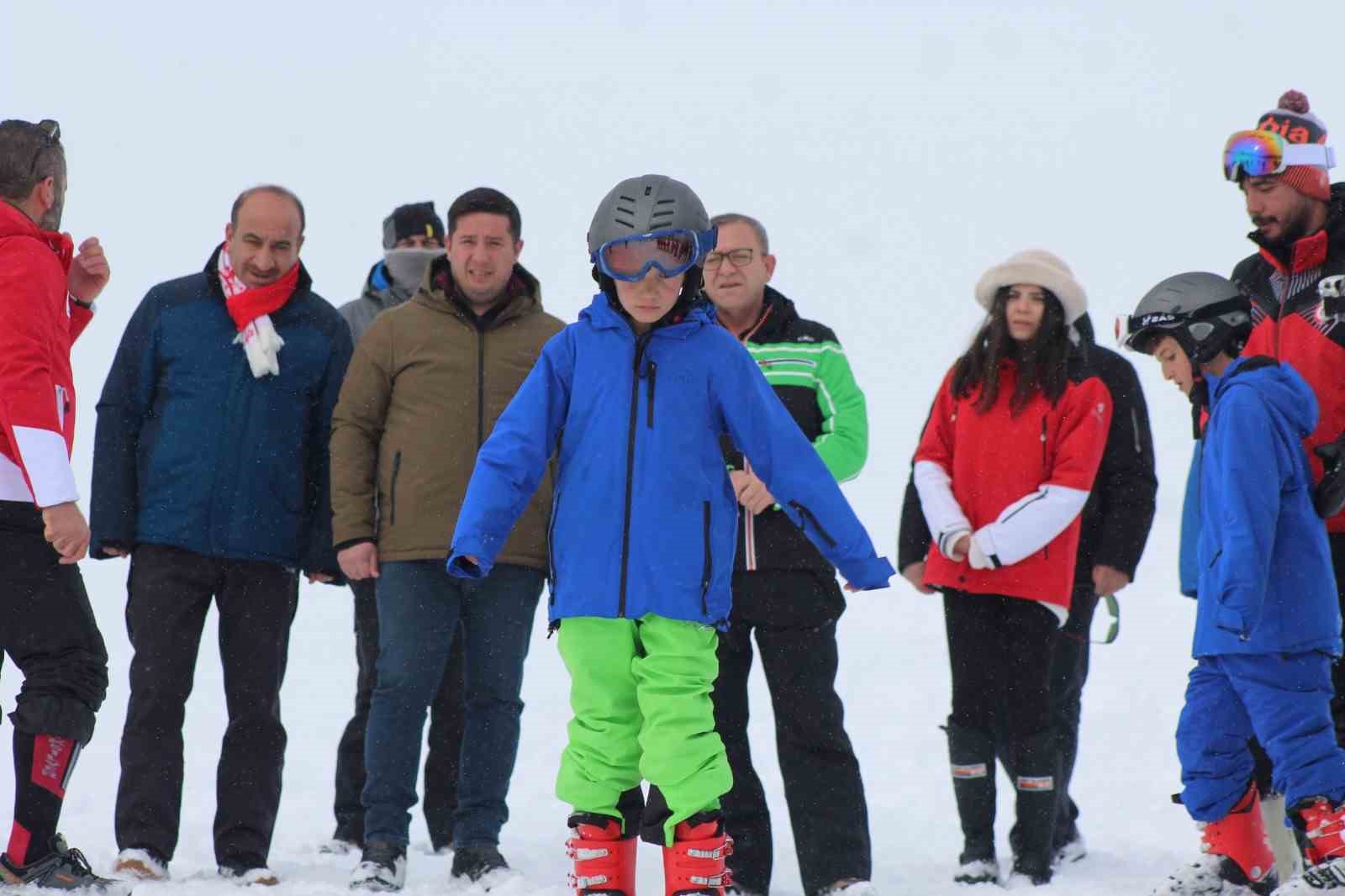 Karslı çocuklar Sarıkamış’ta kayak öğreniyor