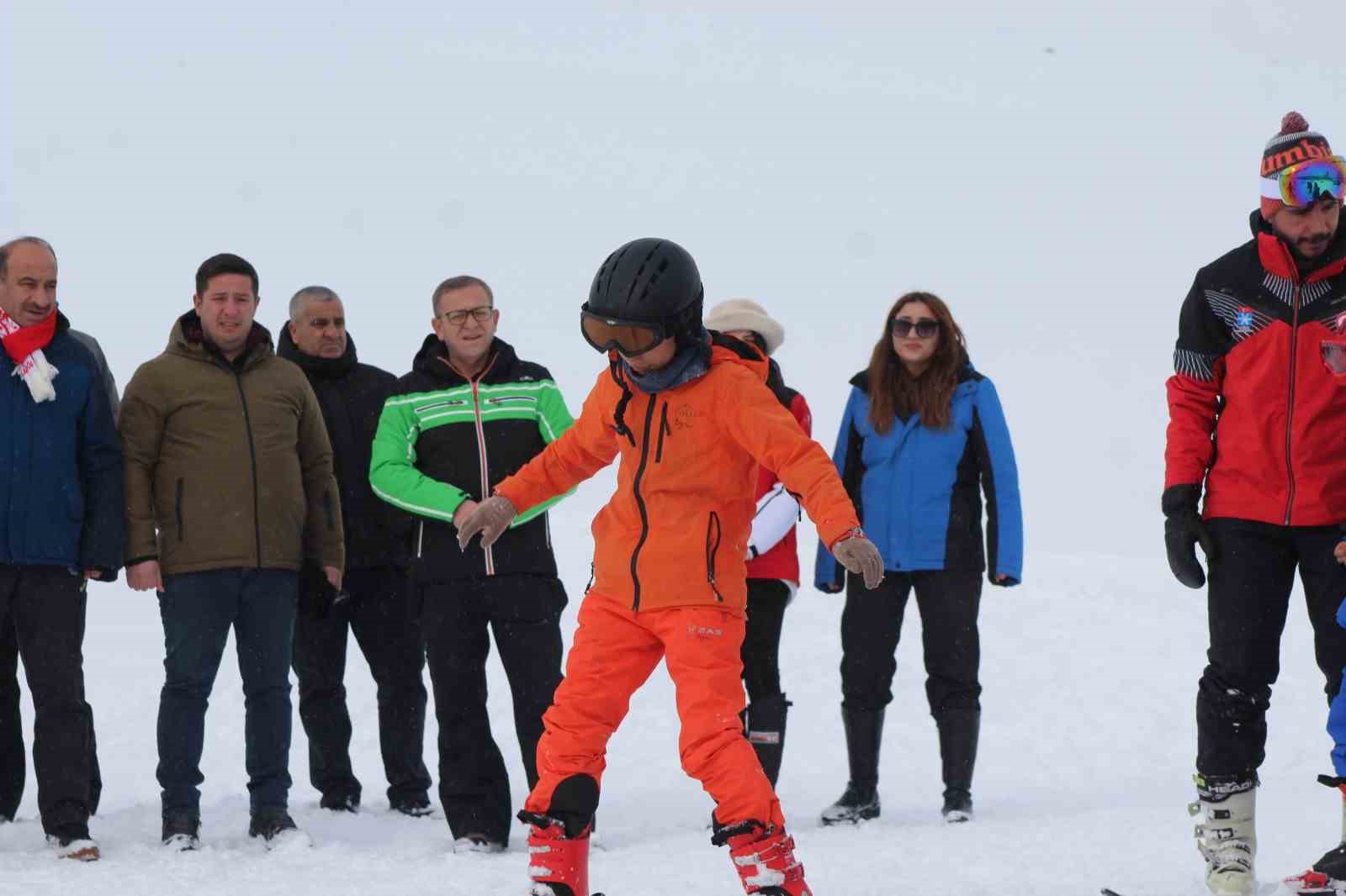 Karslı çocuklar Sarıkamış’ta kayak öğreniyor