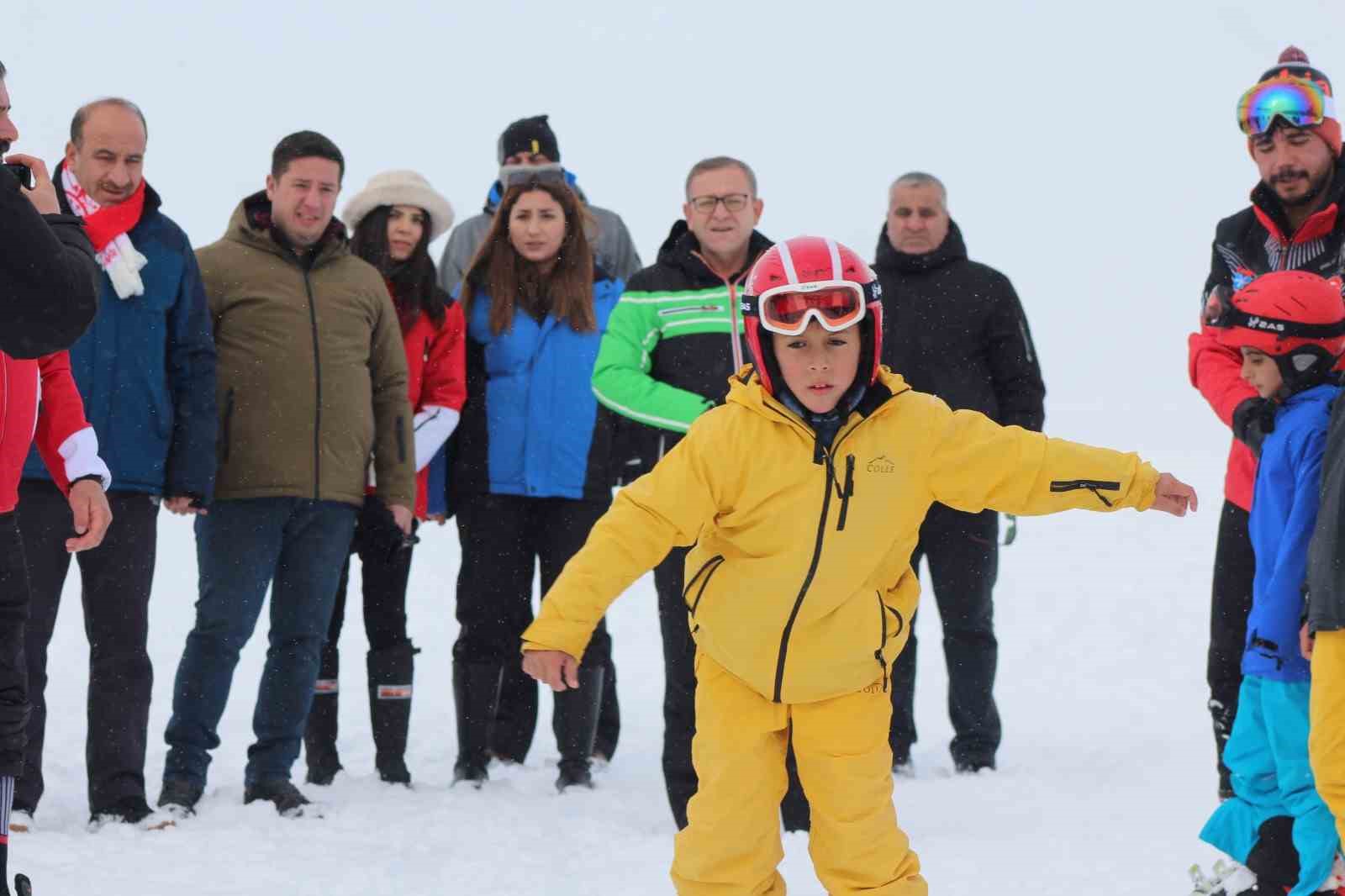 Karslı çocuklar Sarıkamış’ta kayak öğreniyor