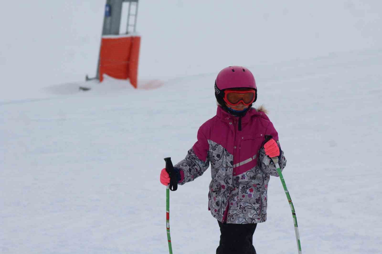 Karslı çocuklar Sarıkamış’ta kayak öğreniyor