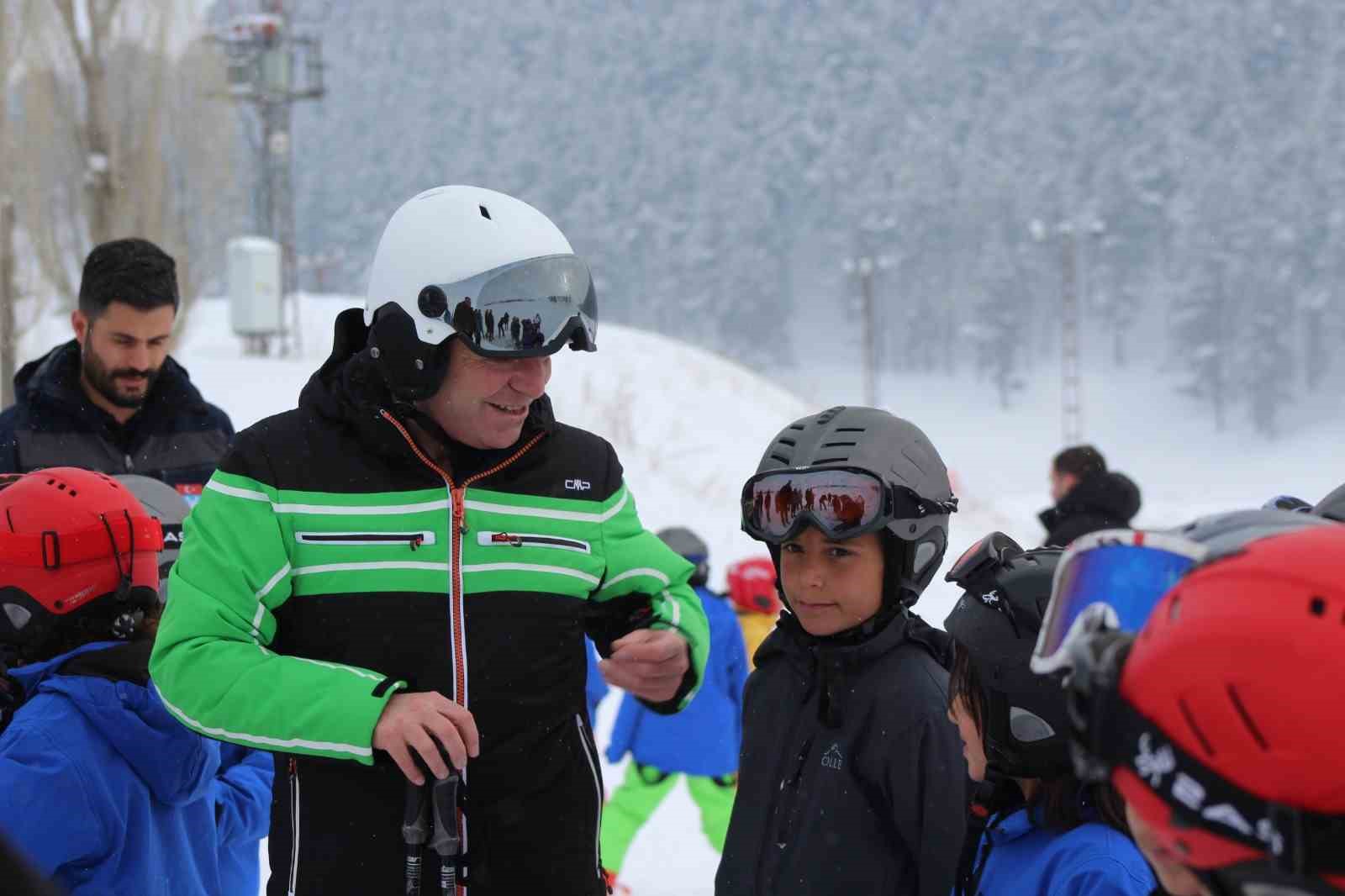 Karslı çocuklar Sarıkamış’ta kayak öğreniyor