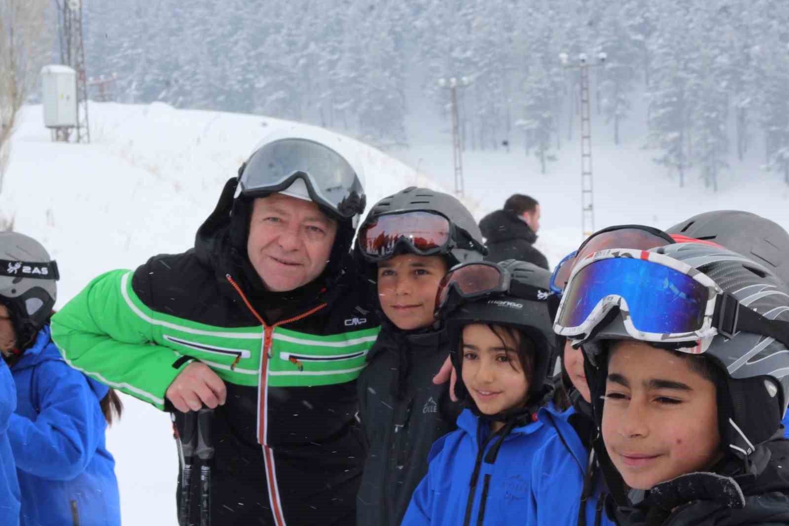Karslı çocuklar Sarıkamış’ta kayak öğreniyor