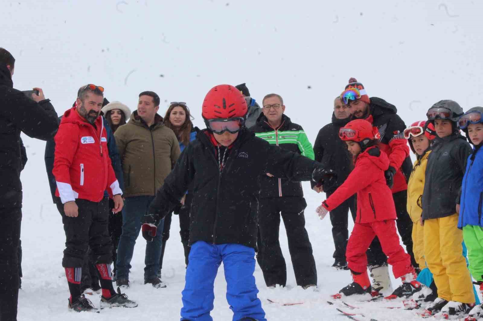 Karslı çocuklar Sarıkamış’ta kayak öğreniyor