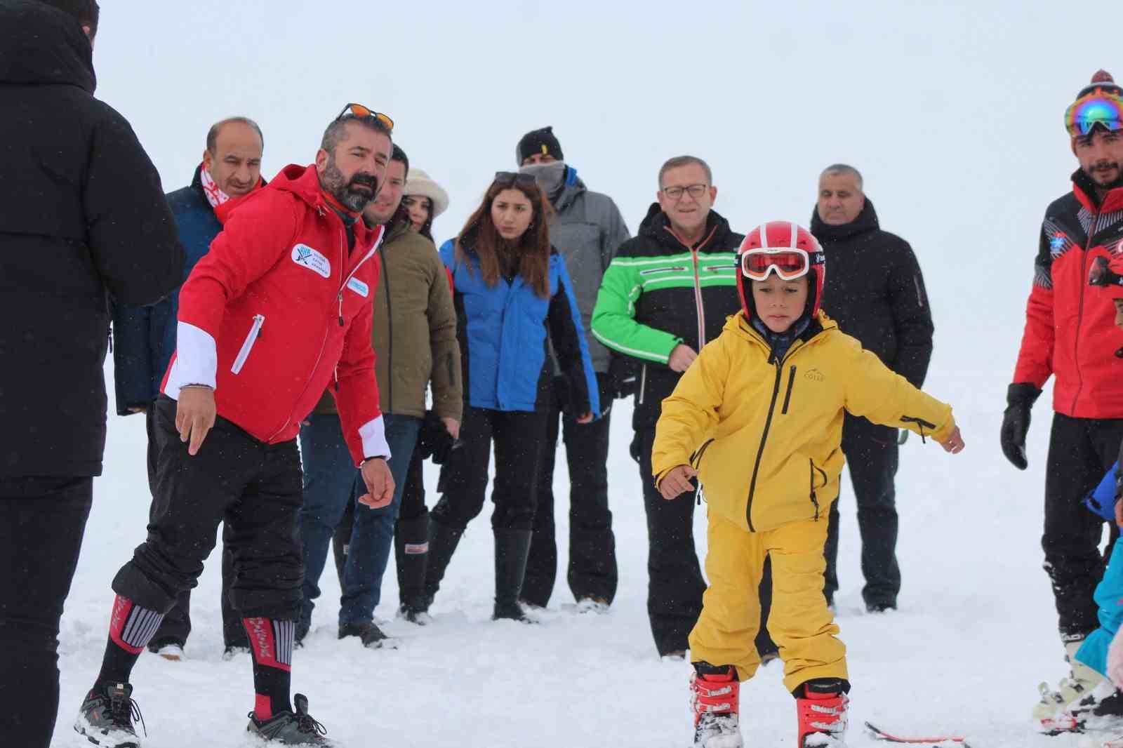 Karslı çocuklar Sarıkamış’ta kayak öğreniyor