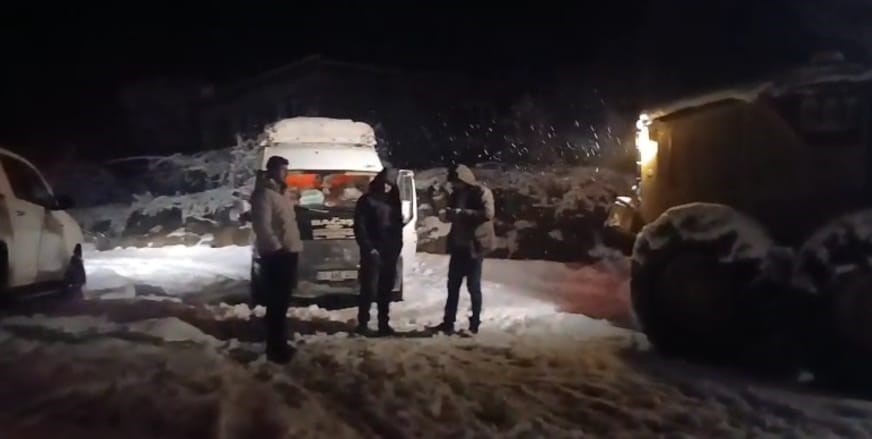 Batman’da köy yolunda mahsur kalan 10 kişi lurtarıldı